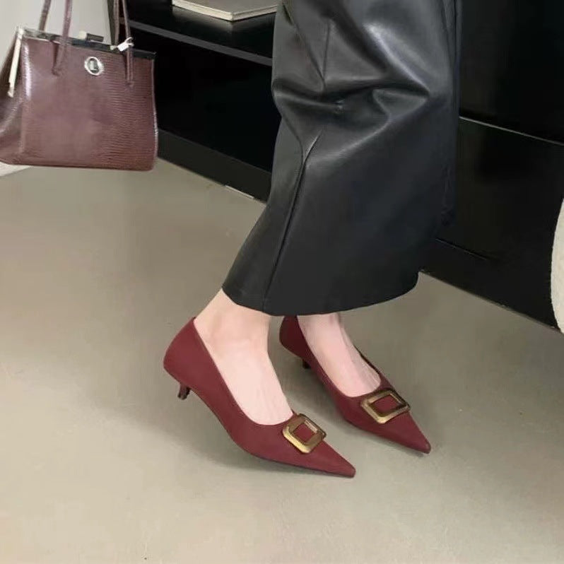 Dame spidse tå Kitten Heel Pumps med dekorative spænde-detaljer Stilla