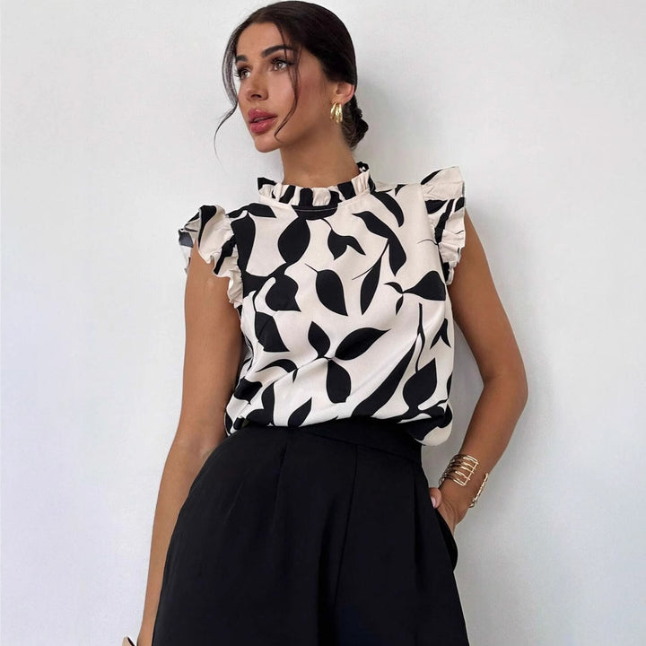 Damebluse med flæsedetaljer og blomsterdesign Stilla