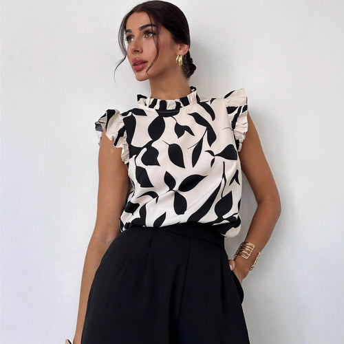 Damebluse med flæsedetaljer og blomsterdesign Stilla
