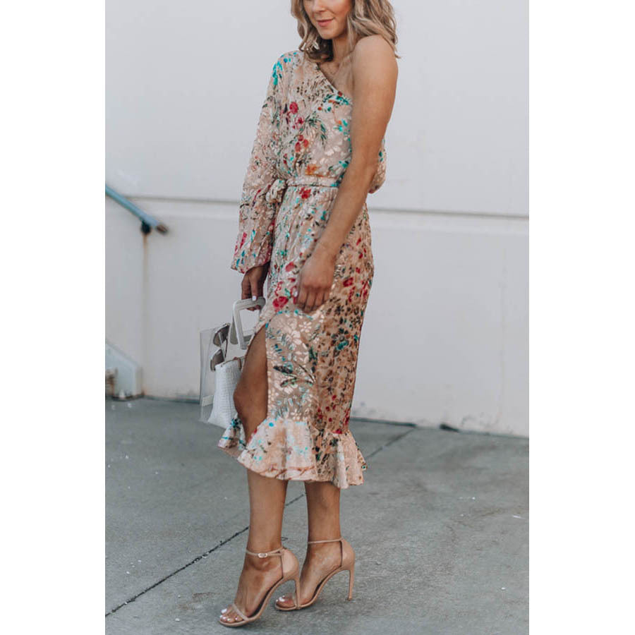 Dame aftenrobe med asymmetrisk design og florale applikationer Stiila