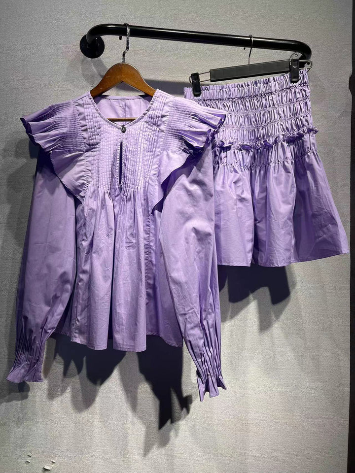 Damebluse med voluminøse flæsedetaljer og særpræget plisséfold Stilla