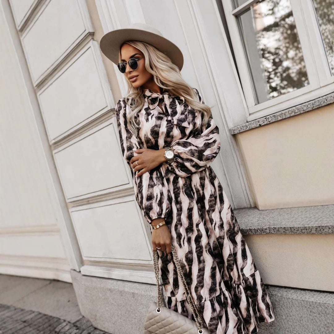 Dame Maxikjole med afslappet vindsdesign og fashionabelt mønster Stilla
