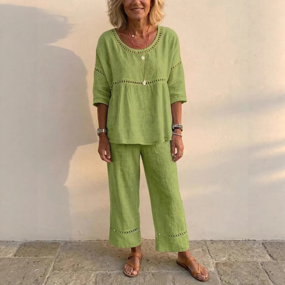 Kvinders komplette loungewear sæt lavet af linned med luftig pasform og blonde detaljer Skovae