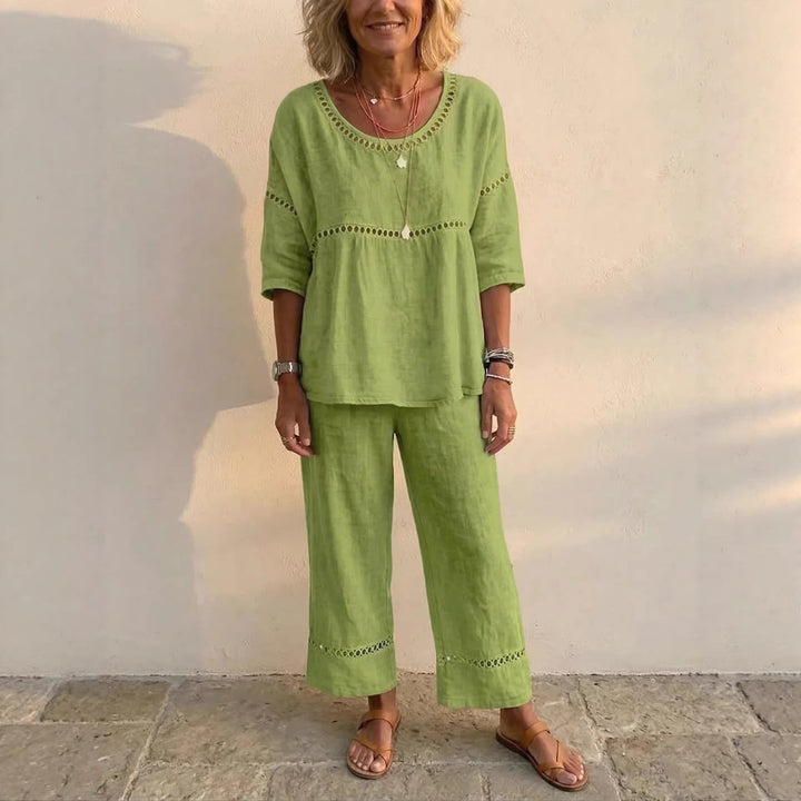 Kvinders komplette loungewear sæt lavet af linned med luftig pasform og blonde detaljer Skovae