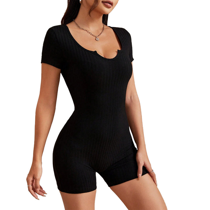 Dame kort overall med elegant V-hals og minimalistisk ribbet struktur Stilla