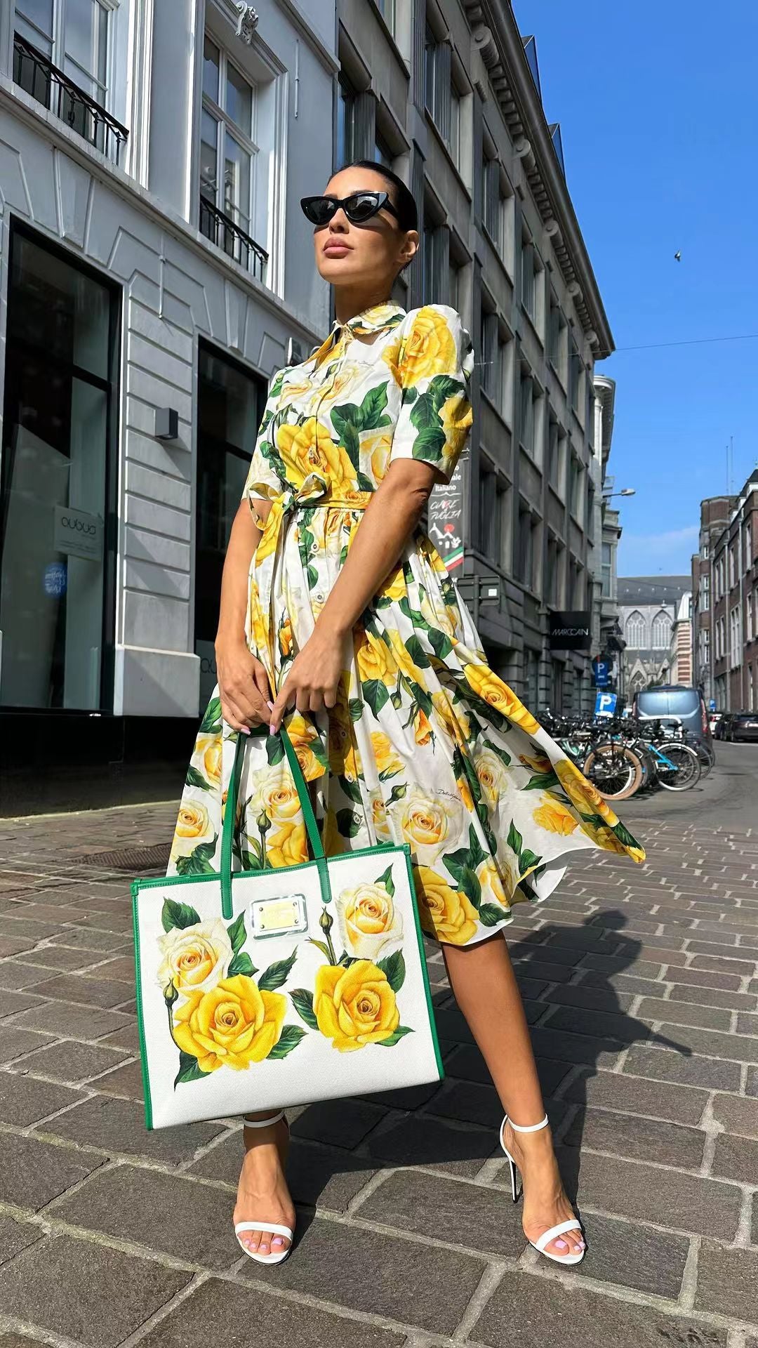 Kvinders blomsterprint kjole med figursyet snit og udvidet skørt Skovae