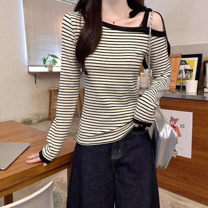 Kvinders fashionable langærmet skjorte med off-shoulder design Stilla