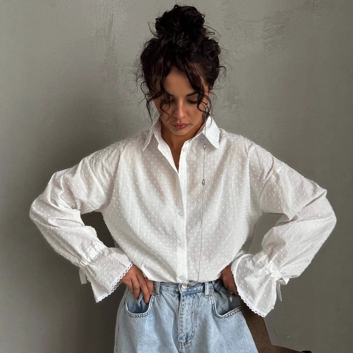 Dame bluse top med elegante flæse detaljer og fin tekstur Stilla