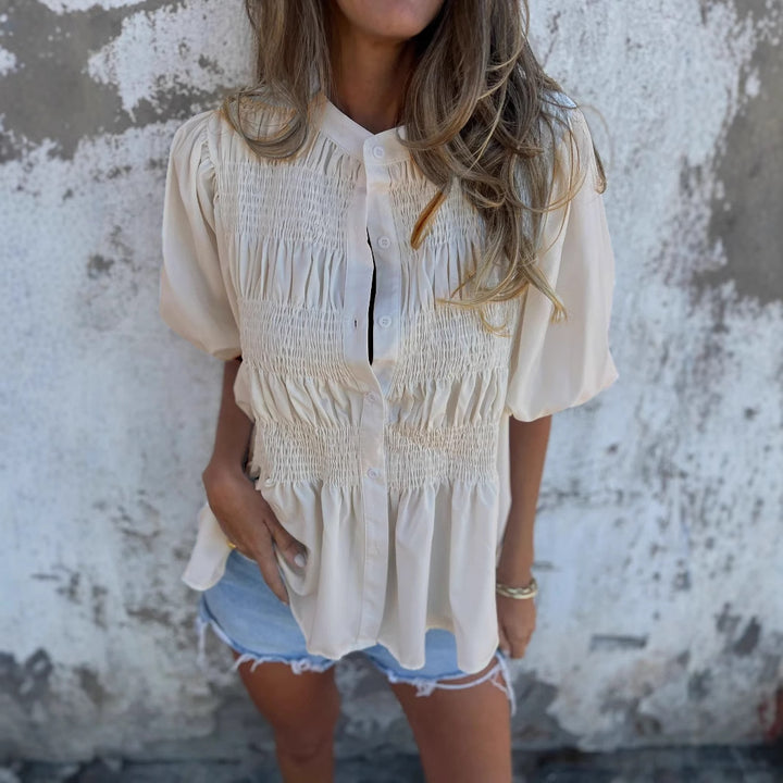 Damebluse med rynker og klassiske knapper Stilla