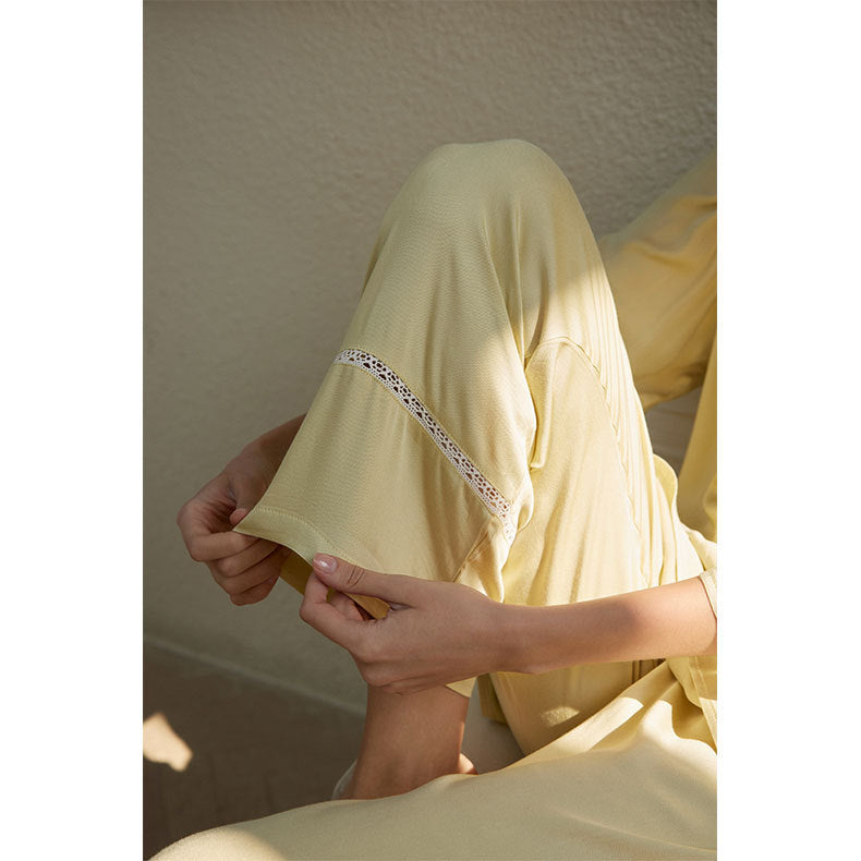 Dame natkjole-sæt med elegante blonde detaljer og løs pasform Stilla