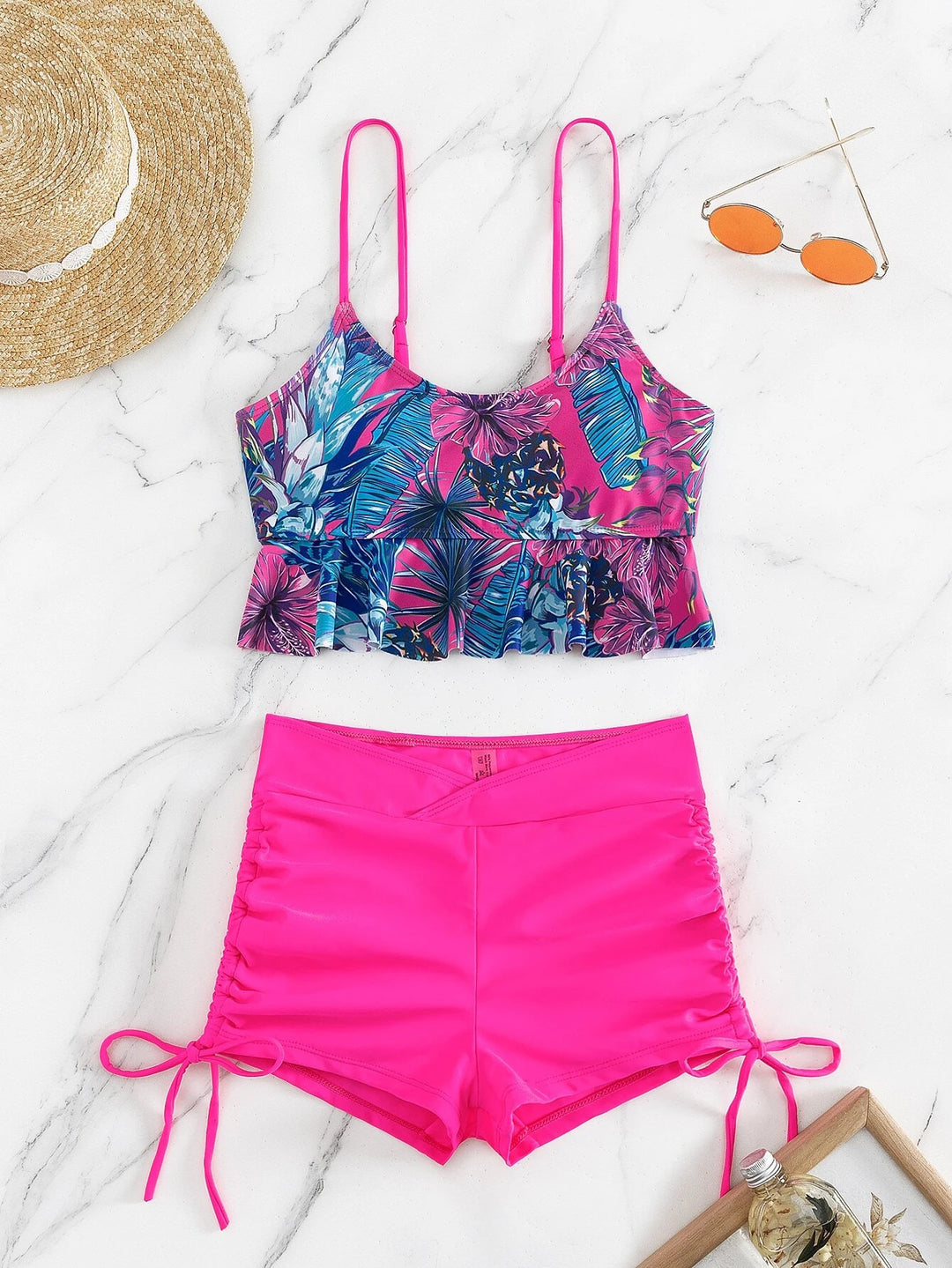 Dame bikiniset med blomster top og sporty shorts Stilla