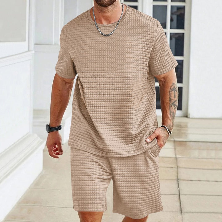 Herre nan let fritids-sæt i vaffelstruktur med rundhalset T-shirt og komfortable shorts Skovae