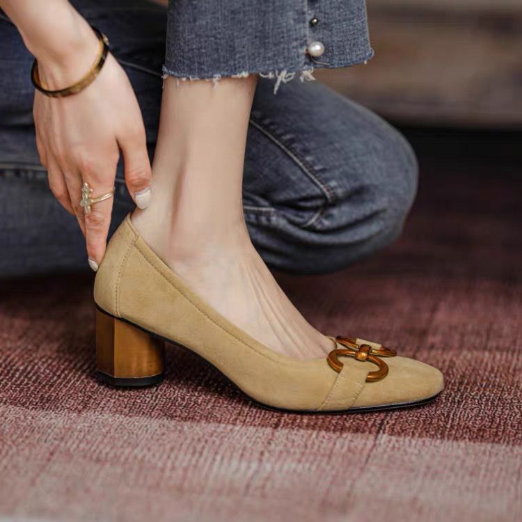 Dame suede blokhæl pumps med dekorativ accent Stilla