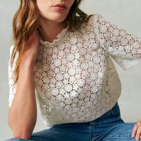 Dame spids bluse med romantisk hulmønster og elegante flæsedetaljer Stilla