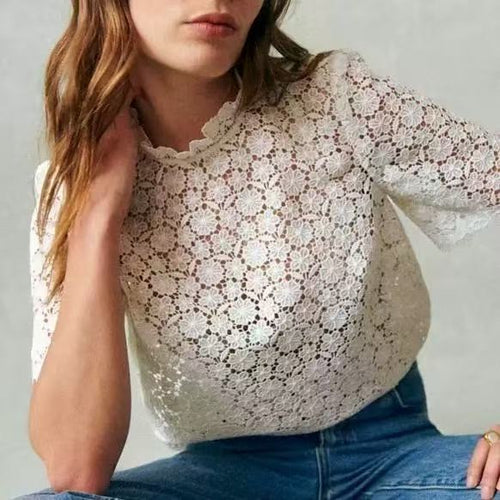 Dame spids bluse med romantisk hulmønster og elegante flæsedetaljer Stilla
