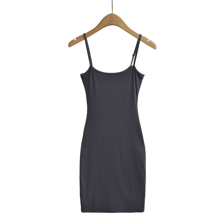 Dame tætsiddende spaghetti-stropkjole lavet af åndbart stof med moderigtigt snit Stilla