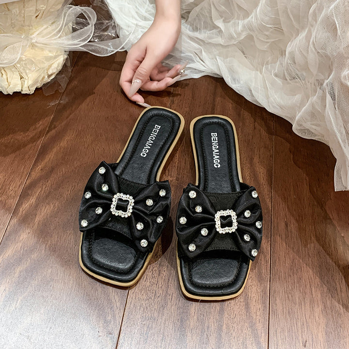 Dame mules med elegant sløjfeudsmykning og glitrende smykkesten Stilla