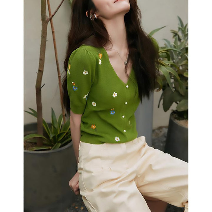 Dame kortærmet strikbluse med blomstermotiv og moderne knapdetaljer Stilla