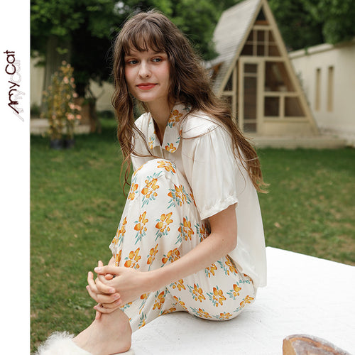 Dame elegant pyjamasæt i åndbart satinlignende materiale med blomsterdesign Stilla