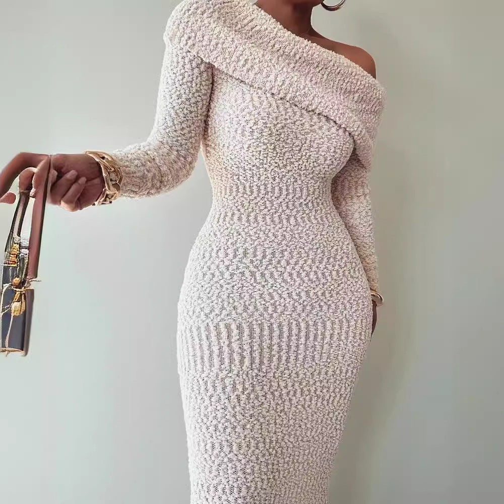 Kvinders strikkjole i moderne off-shoulder design med figursiddende snit Skovae