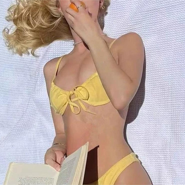 Dame triangel-bikini med dekorativ knude og elastisk materiale Stilla