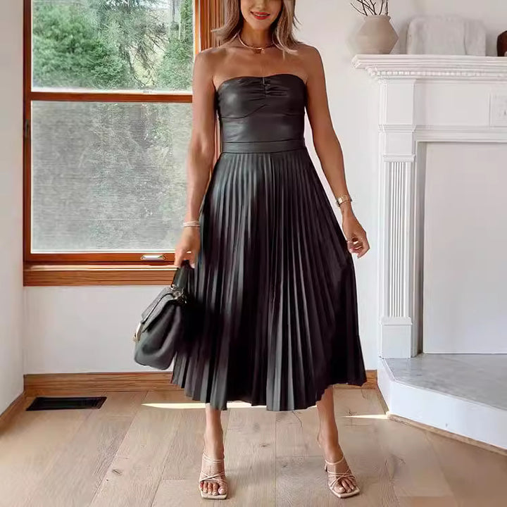 Dame Klar kombination af elegant strømlinet læderkjole med plisseret stil