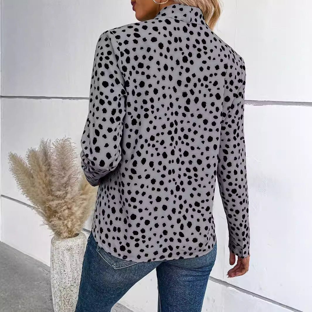Damebluse med sløjfe-krave og moderne prikdesign Stilla