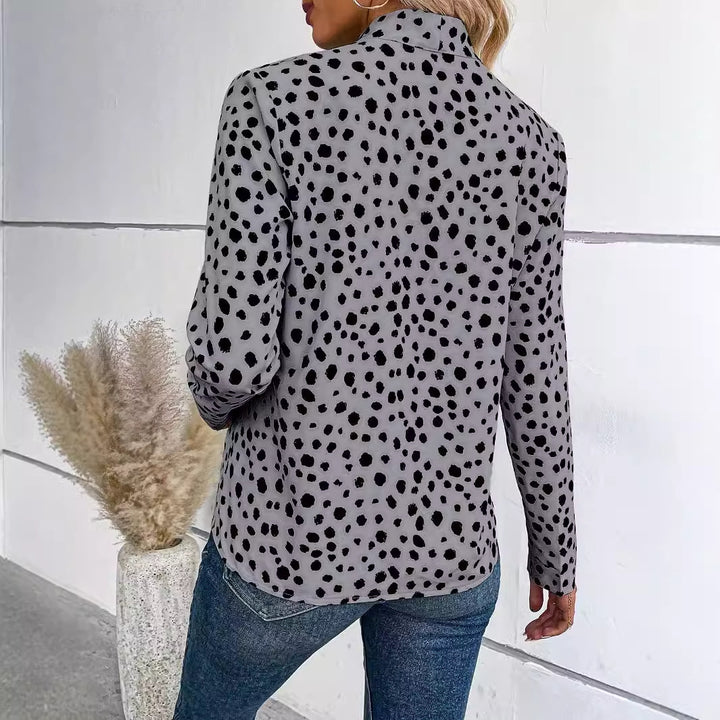 Damebluse med sløjfe-krave og moderne prikdesign Stilla