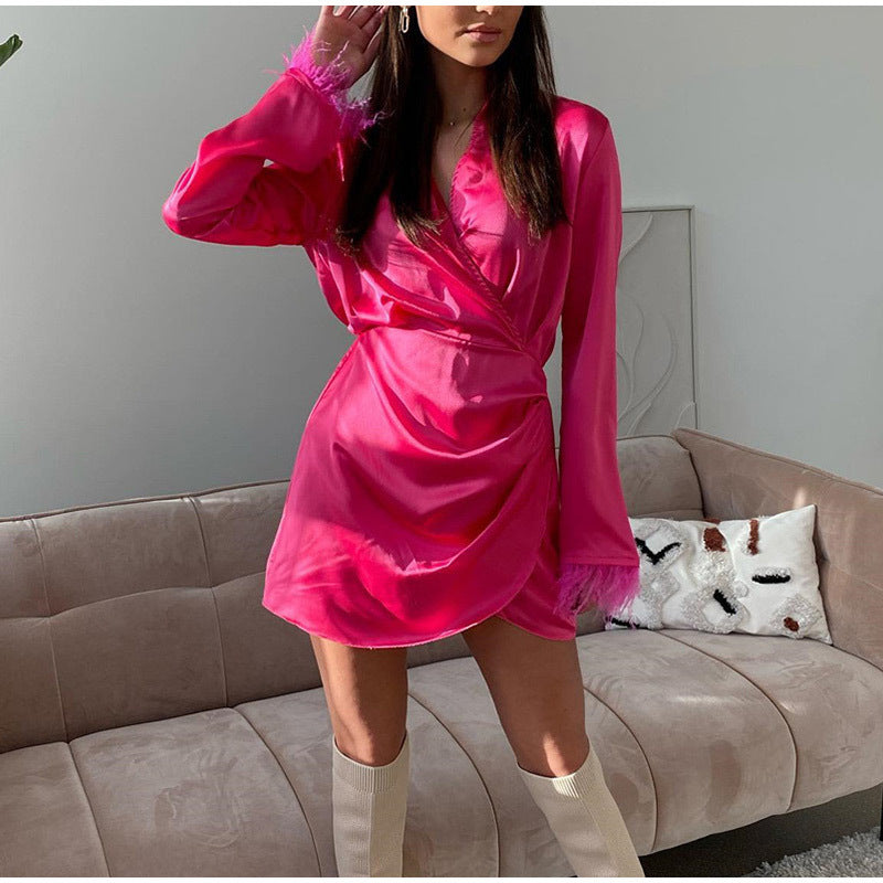 Dameviklekjole med elegant satin-finish og trendy fjerdetaljer Stilla