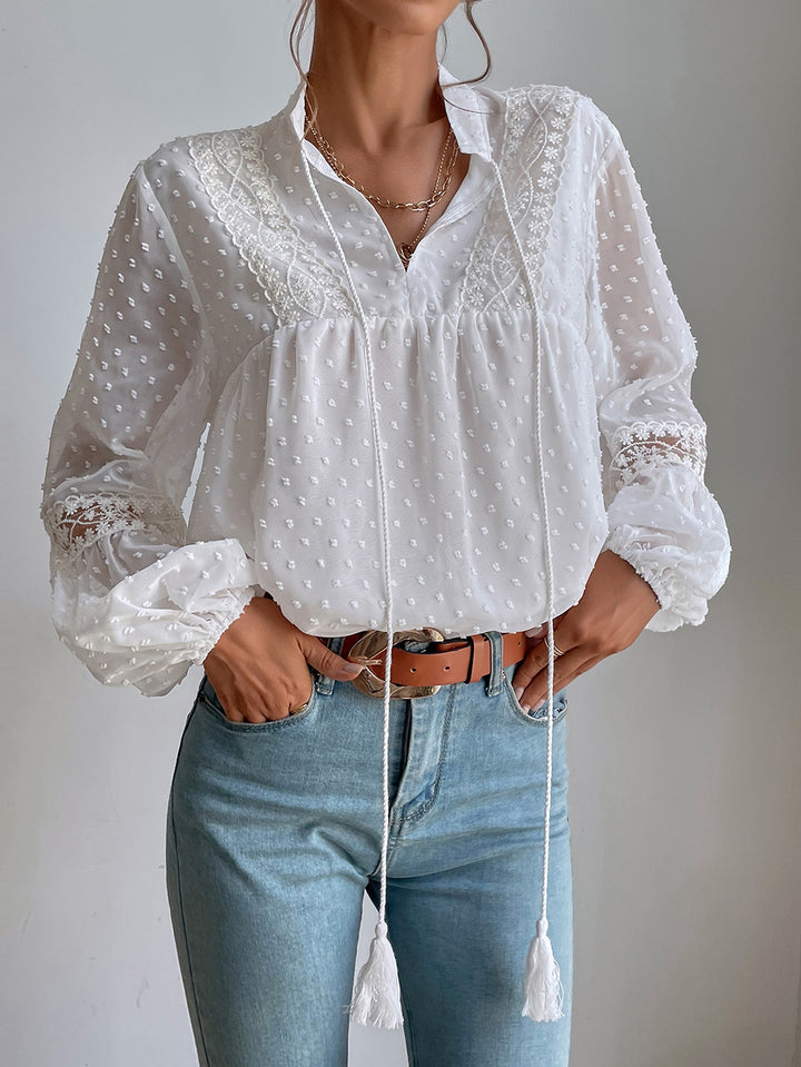 Damebluse med flæseærmer og fine broderier Stilla