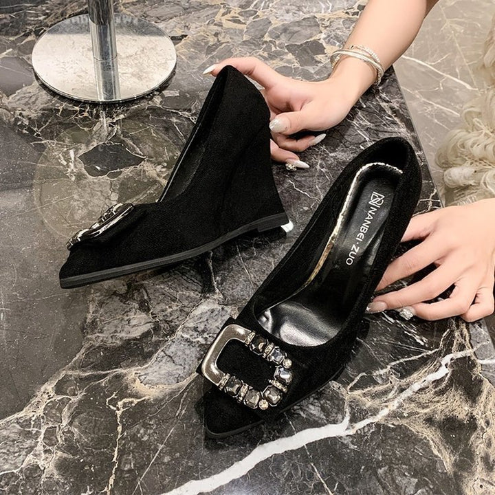Dame Wedge-Pumps med luksuriøs smykkedetalje og elegant design Stilla