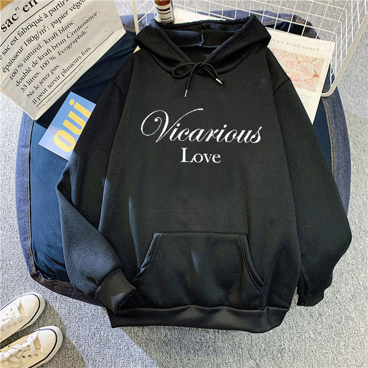 Kvindes hoodie med kunstnerisk skrift Skovae