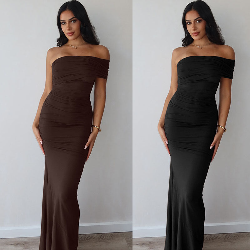 Dame maxikjole med off-shoulder design og tætsiddende snit Skovae