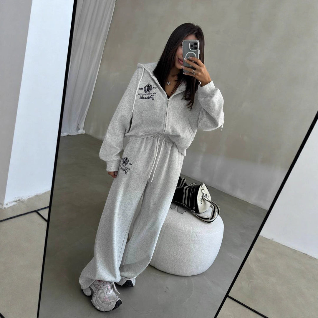 Kvinders afslappede fritidssæt i moderne oversized stil med høj krave og praktisk lynlås Stilla