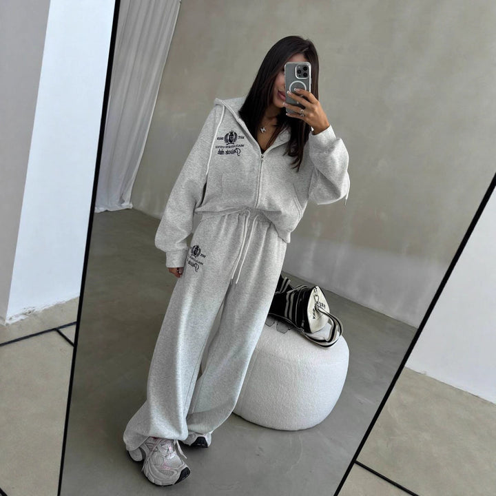 Kvinders afslappede fritidssæt i moderne oversized stil med høj krave og praktisk lynlås Stilla