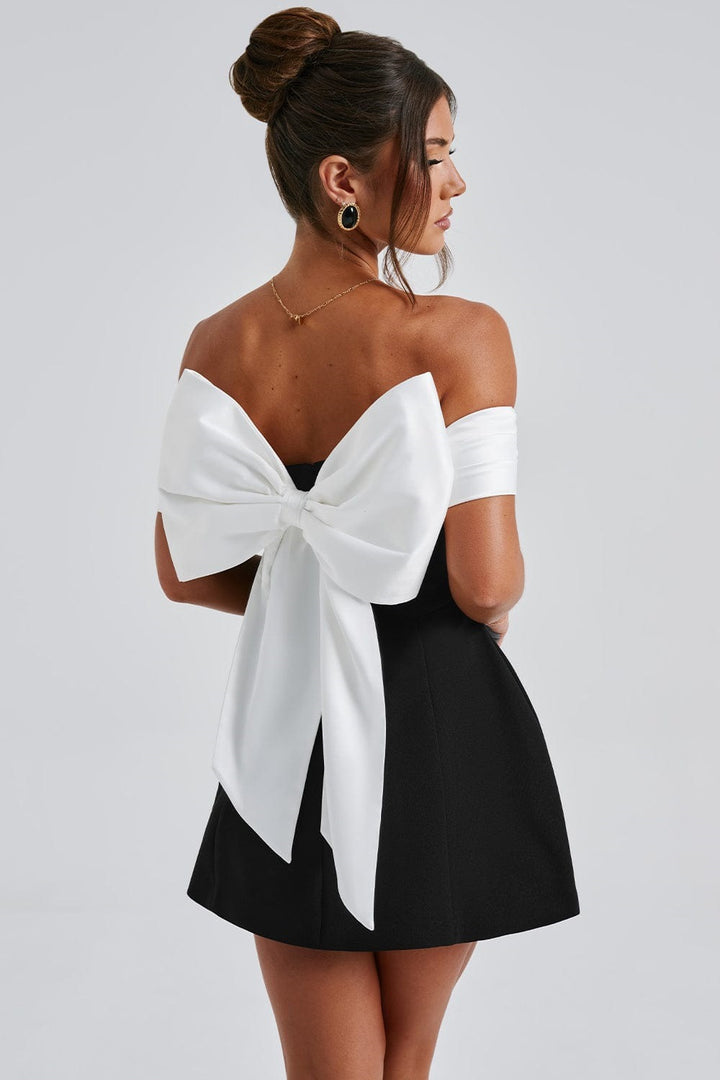 Damekjole med elegant sløjfedetalje Stilla