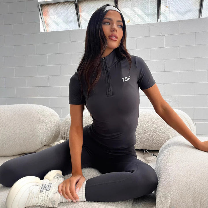 Dame Sporty kort overall med funktionel lynlås og figursyet snit Skovae