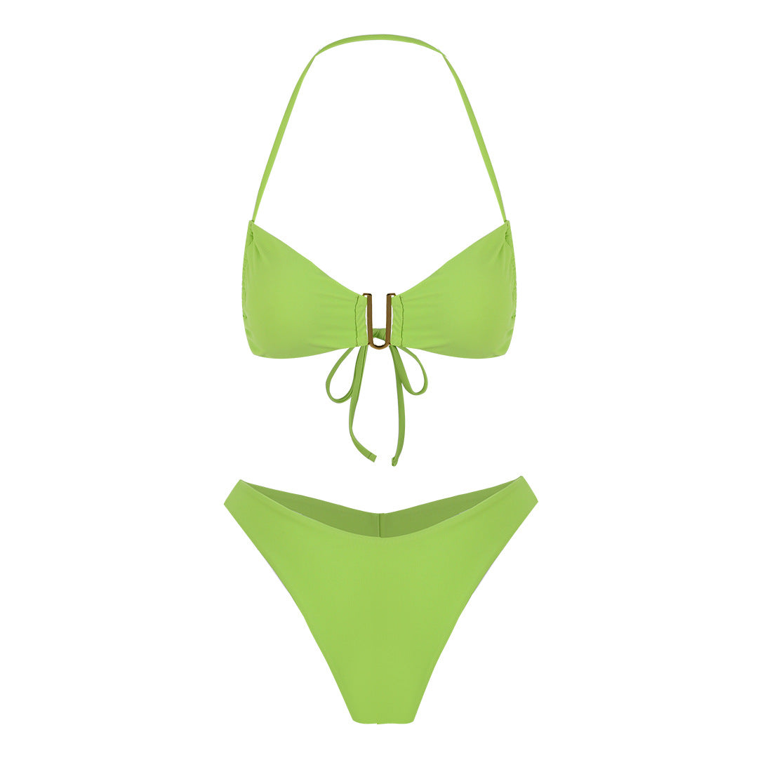 Dame bikini-sæt med skinnende snit og elegant spænde-applikation Stilla