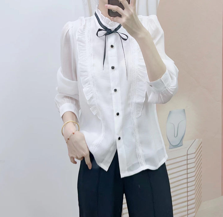 Damer elegant bluse med raffinerede flæser og dekorative knapdetaljer Stilla