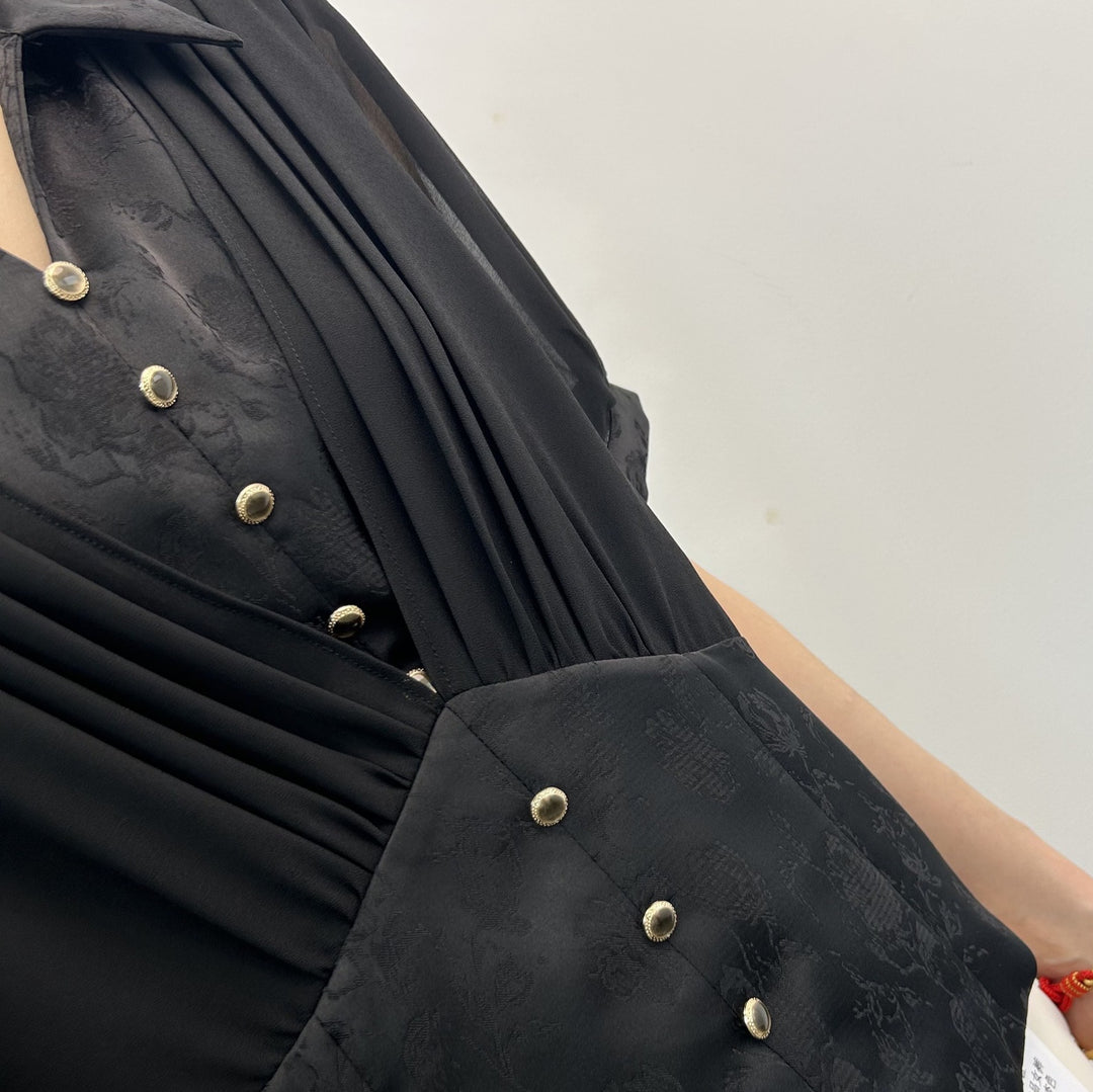 Damebluse med raffinerede folder og dekorative knapper Stilla
