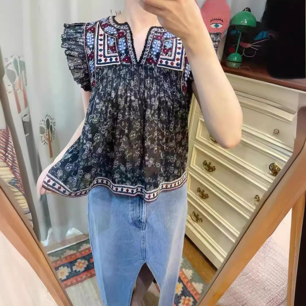 Damebluse med sarte flæsedetaljer og detaljeret broderidesign Stilla