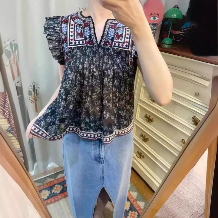Damebluse med sarte flæsedetaljer og detaljeret broderidesign Stilla