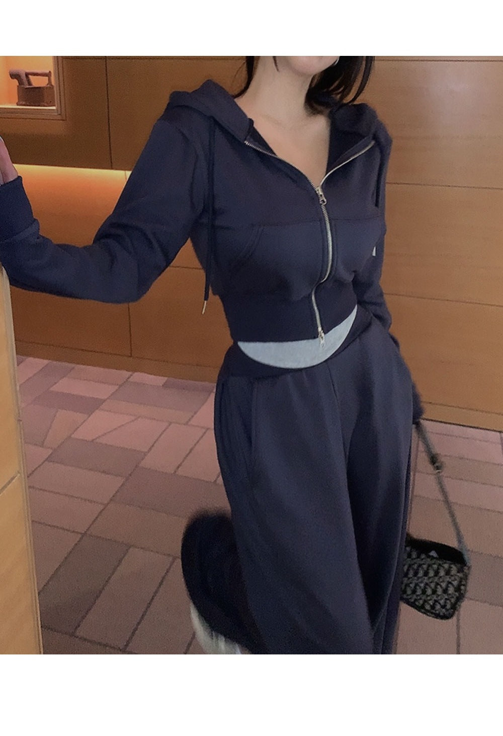 Damer fashionabelt og komfortabelt sæt med cropped jakke og elastiske bukser Stilla