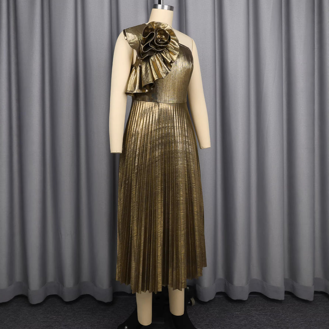 Dame glamourøst aftenkjole med asymmetrisk design og dekorativt flæse detalje Skovae