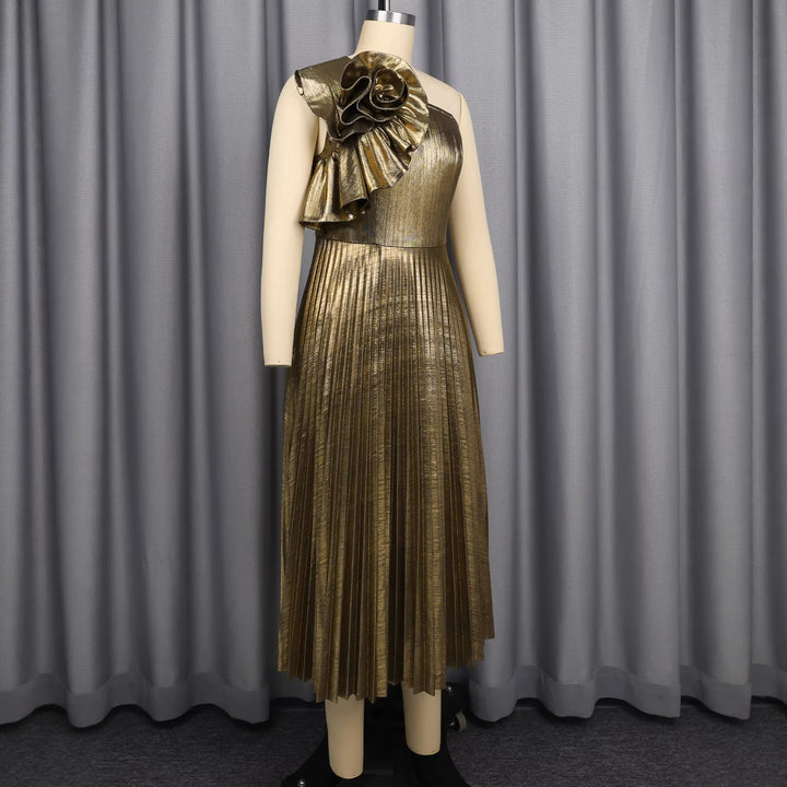 Dame glamourøst aftenkjole med asymmetrisk design og dekorativt flæse detalje Skovae