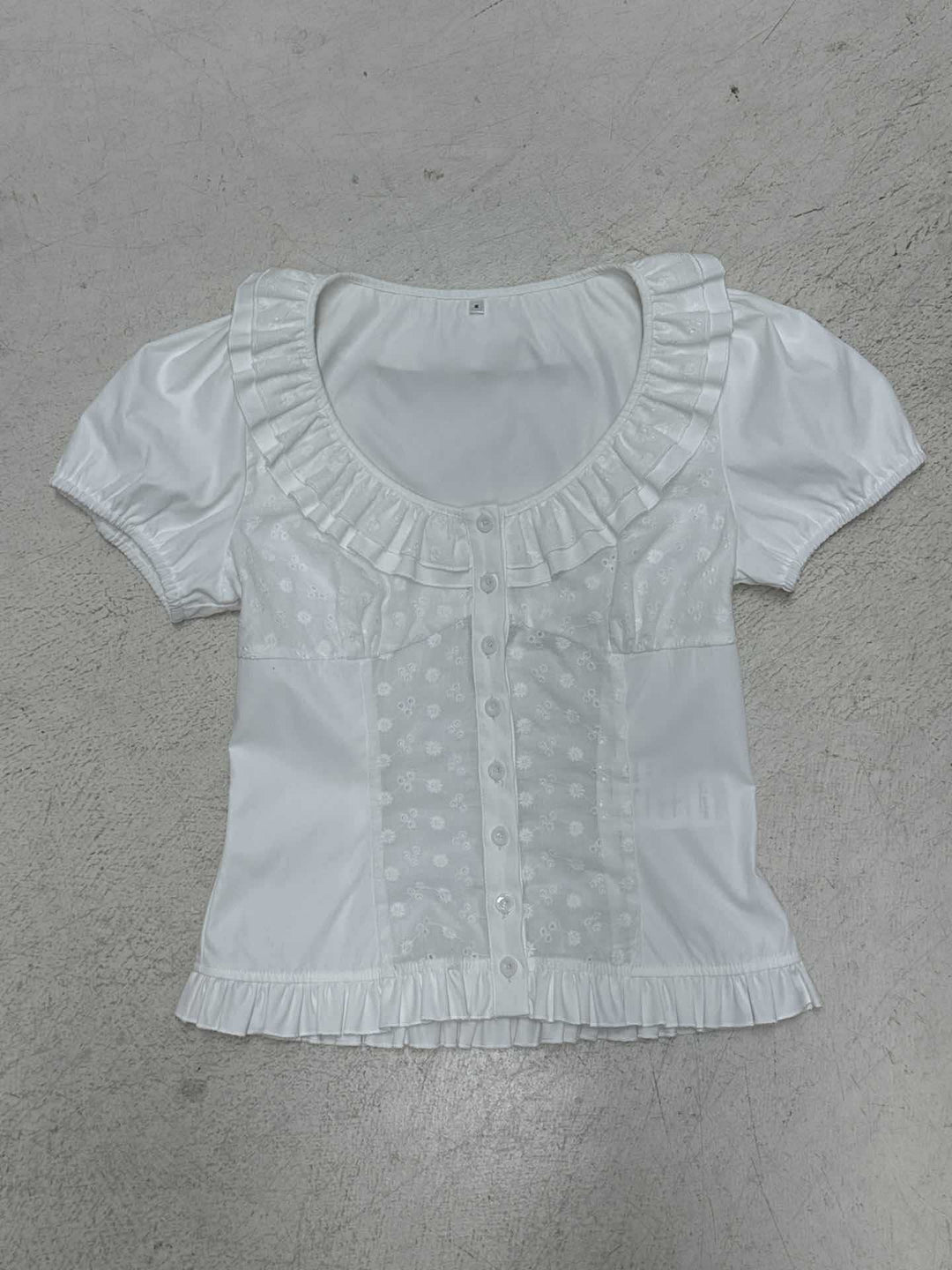 Damebluse med legesygt flæsekant og blomsterbroderi Skovae