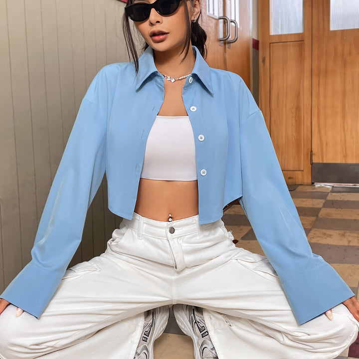Kvinder cropped bluse med brede ærmer og elegant knapstolpe Stilla