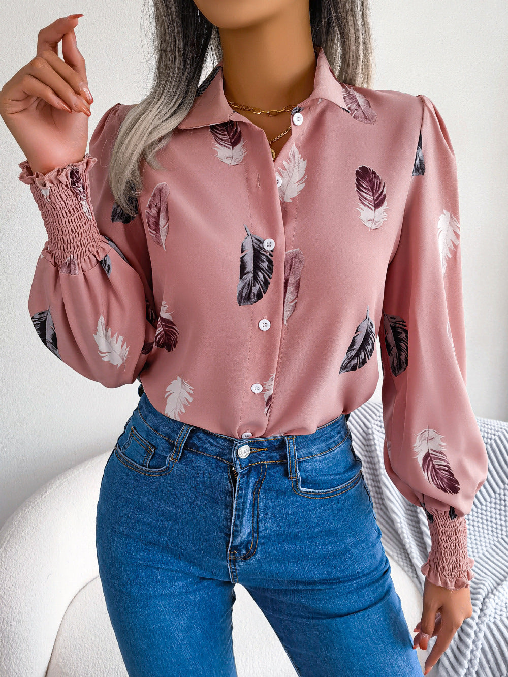 Damebluse med blomsterfjerdesign Stilla