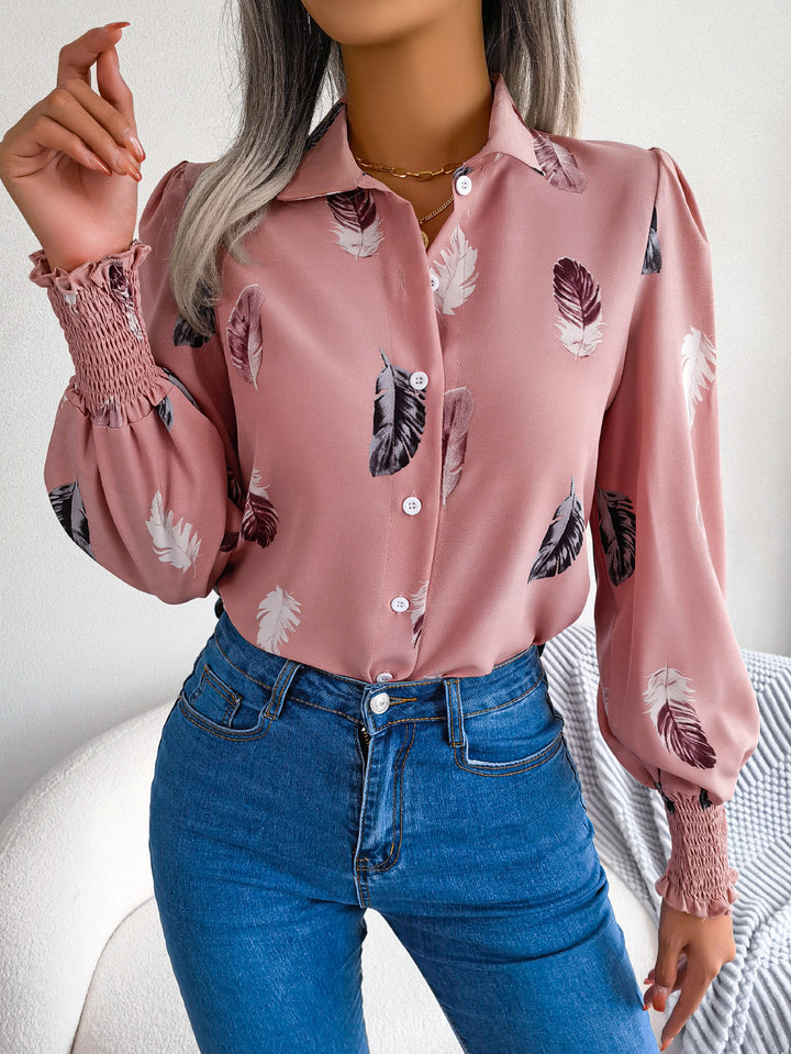 Damebluse med blomsterfjerdesign Stilla