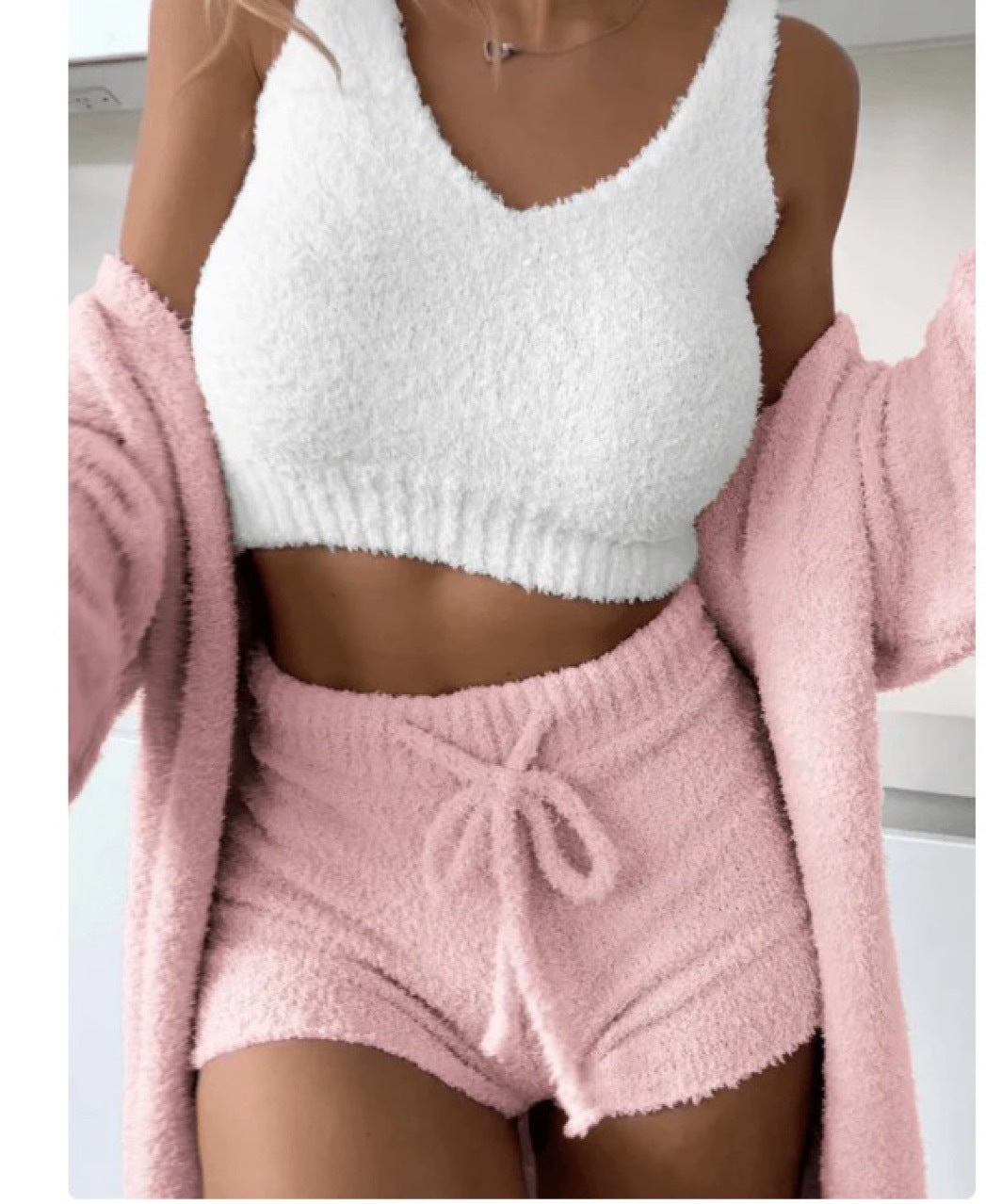Dame hyggeligt lounge-outfit med V-hals og shorts Stilla